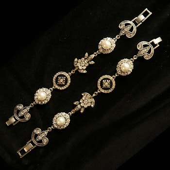 2 armband, silverfärgad metall med strass & pärlor. Art 05.