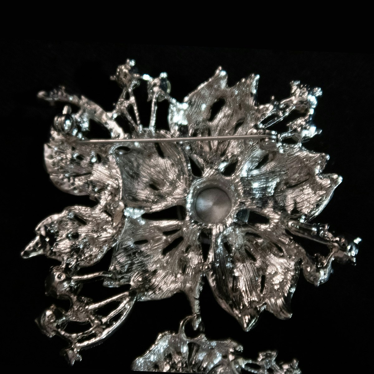 Brosch, silverfärgad metall med strass. Art 08.