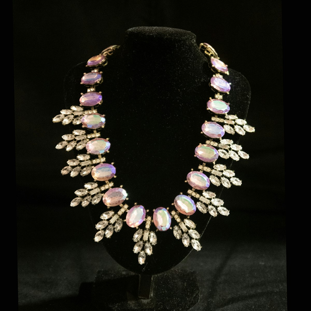 Halsband/örhängen i silvermetall med ljus lila glasstenar. Art 16.
