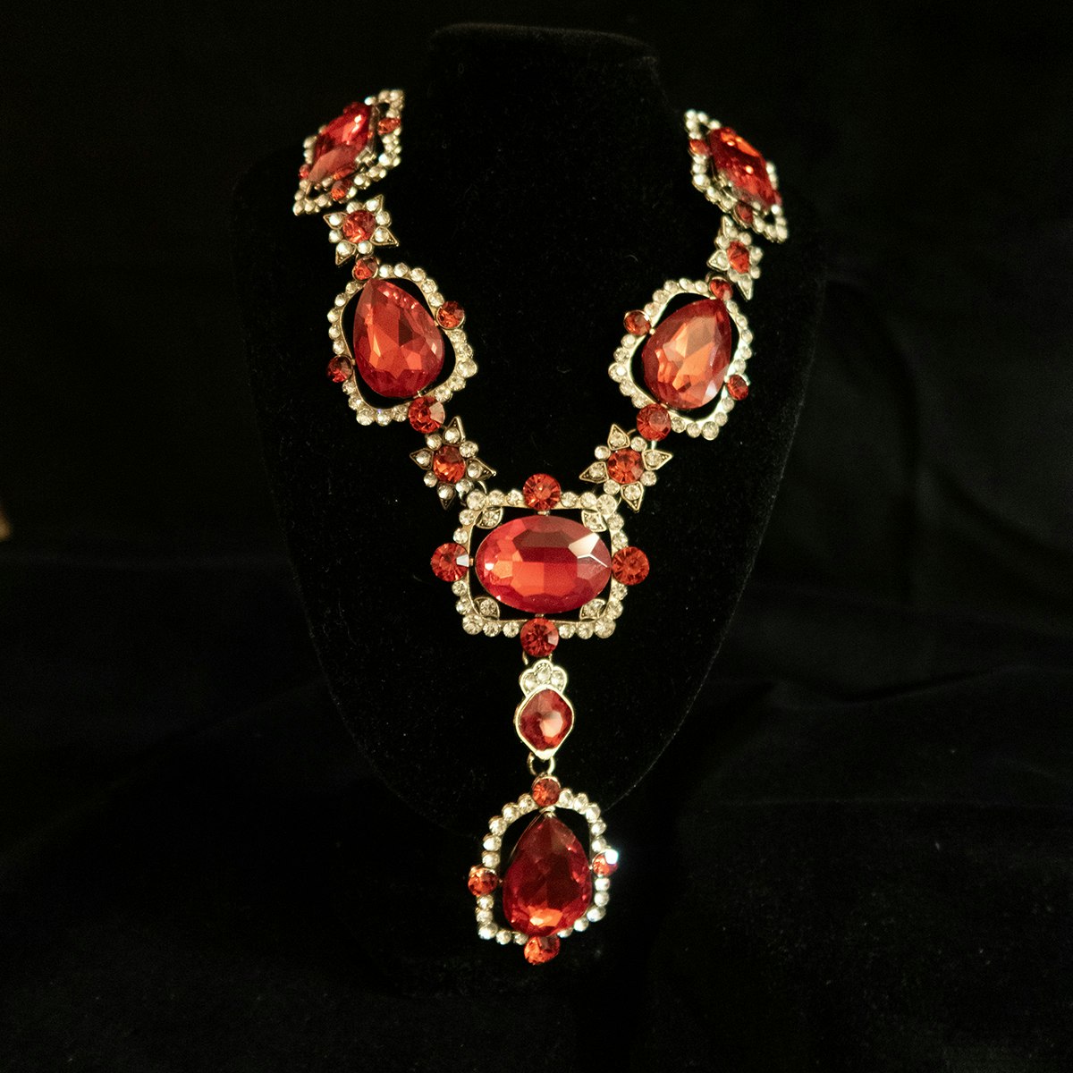 Halsband/örhängen med röda stenar & strass. Art 20.