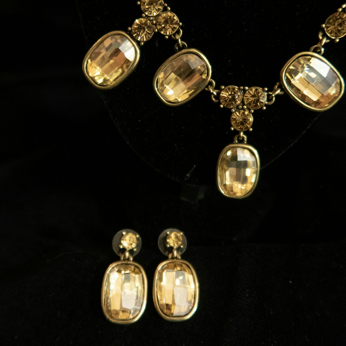 Halsband/örhängen i guldfärgad metall med glasstenar. Art 34.