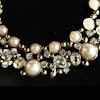 Halsband i guldfärgad metall, glasstenar & pärlor. Art 50