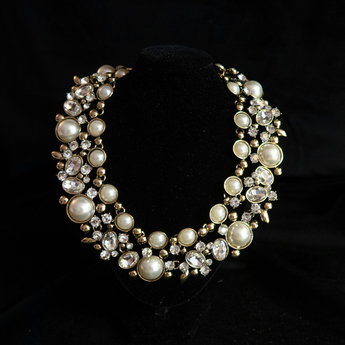 Halsband i guldfärgad metall, glasstenar & pärlor. Art 50