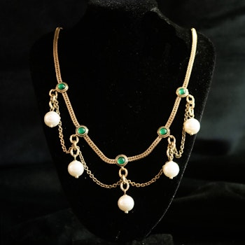 Empire halsband i guldfärgad metall med pärlor. Art 52.