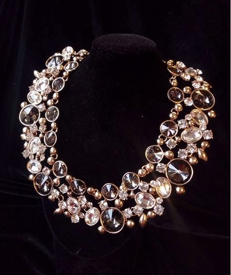 Halsband i guldfärgad metall, svarta glasstenar & pärlor. Art 64