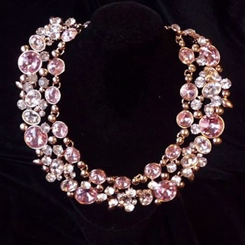 Halsband i guldfärgad metall, rosa glasstenar & pärlor. Art 65