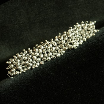 Hårspänne med silvergrå pärlor. Art 74.