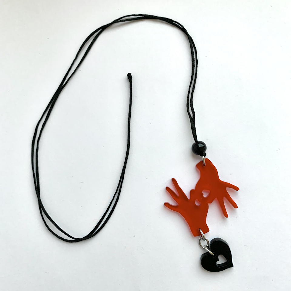 Halsband "Connect till hjärtat" - Röd med svart hjärta