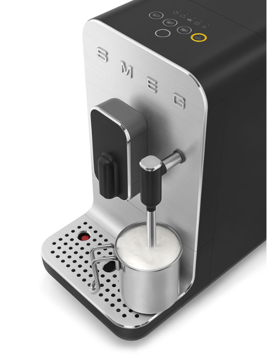 Smeg Fuldt Automatisk Kaffemaskine med Mælkeskummer, Sort
