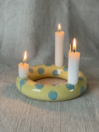 Donutljusstake  gul med blå prickar