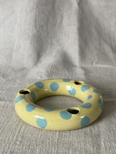 Donutljusstake  gul med blå prickar