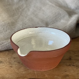 Liten spillkum, vit med rödbrunlera