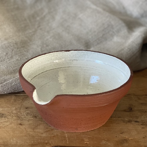 Liten spillkum, vit med rödbrunlera