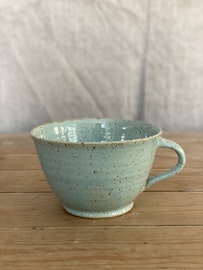 Ljusblåturkos mugg med lavaprickar