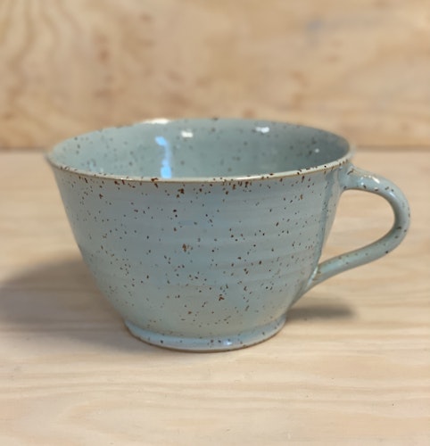 Ljusblåturkos mugg med lavaprickar
