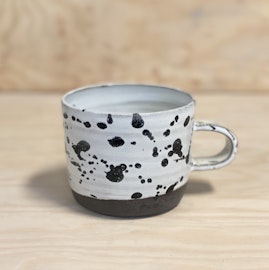 Mugg, svart skvätt