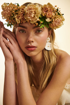 BOW 19 || ÖRHÄNGE Blomma vit