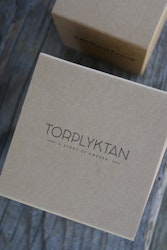 TORPLYKTAN || Doftljus Midnattssol 310 g