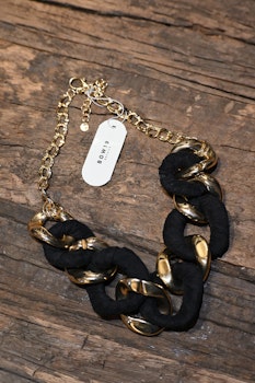 BOW 19 || HALSBAND Svart