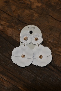 BOW 19 || ÖRHÄNGE Blomma vit