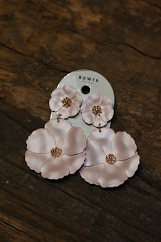 BOW 19 || ÖRHÄNGE Blomma rosa