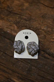 BOW 19 || ÖRHÄNGE Knut glitter silver