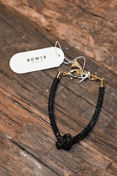 BOW 19 || ARMBAND Liten knut svart