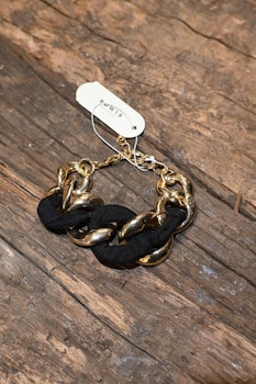 BOW 19 || ARMBAND Svart