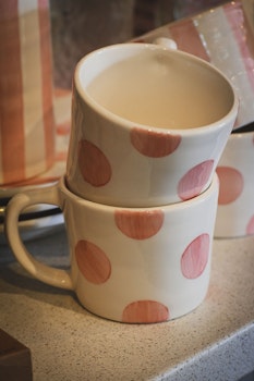 BRUKA DESIGN || Mugg rosa prickar