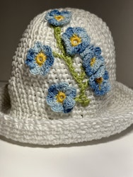 Vit hatt med blå blommor