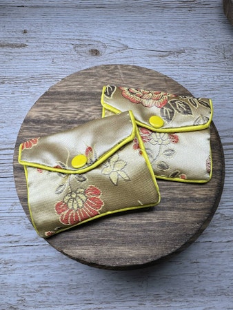 Satängpåse med blixtlås och knapp (beige/gul)