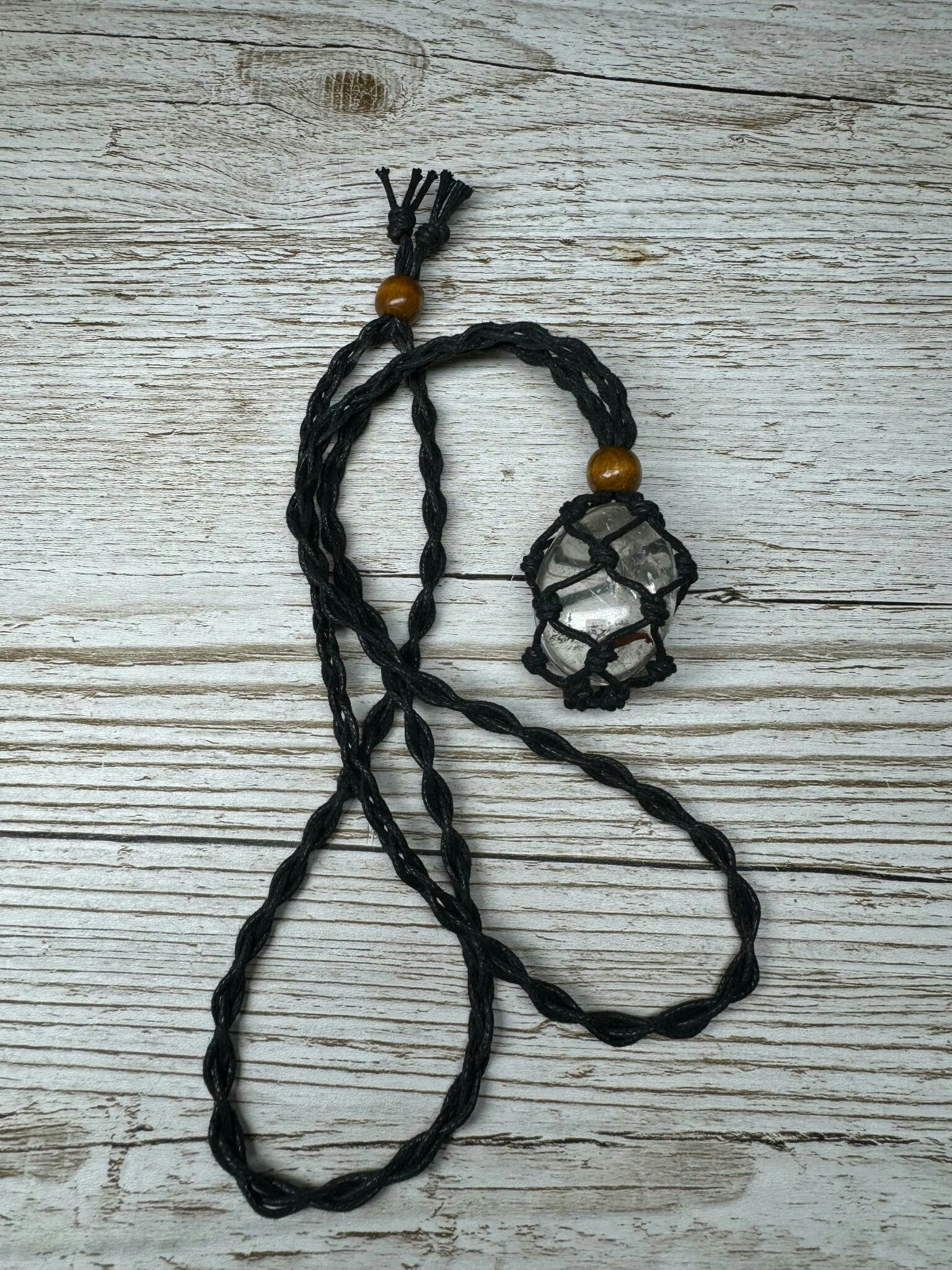 Makraméhalsband för kristall (svart med träkulor)