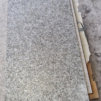 57: Granit-plattor-Serizzo, ca 15m2