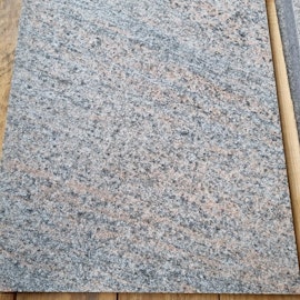 63: Granitplattor-Multicolor -grå/röd, ca 6,5m2