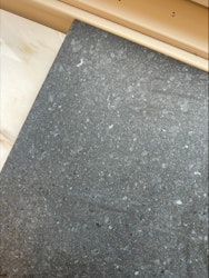 50: Granit- Antal 90st (ca 15m2) Mått: 600 x 300 x 10 mm