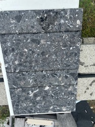 B16: Agglo nero, Slipad, 15mm, 150,300,500 fallande, 10 m2, fasettslipade långkanter