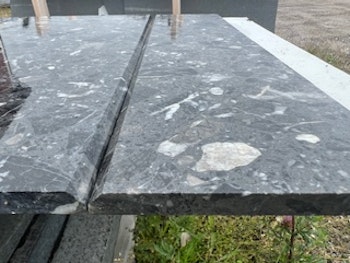 B16: Agglo nero, Slipad, 15mm, 150,300,500 fallande, 10 m2, fasettslipade långkanter