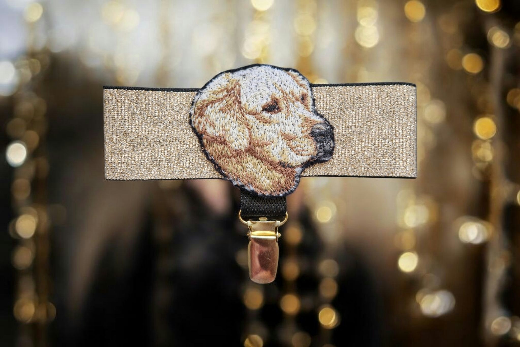 Nummerlapp holder ermstrikk med Golden Retriever