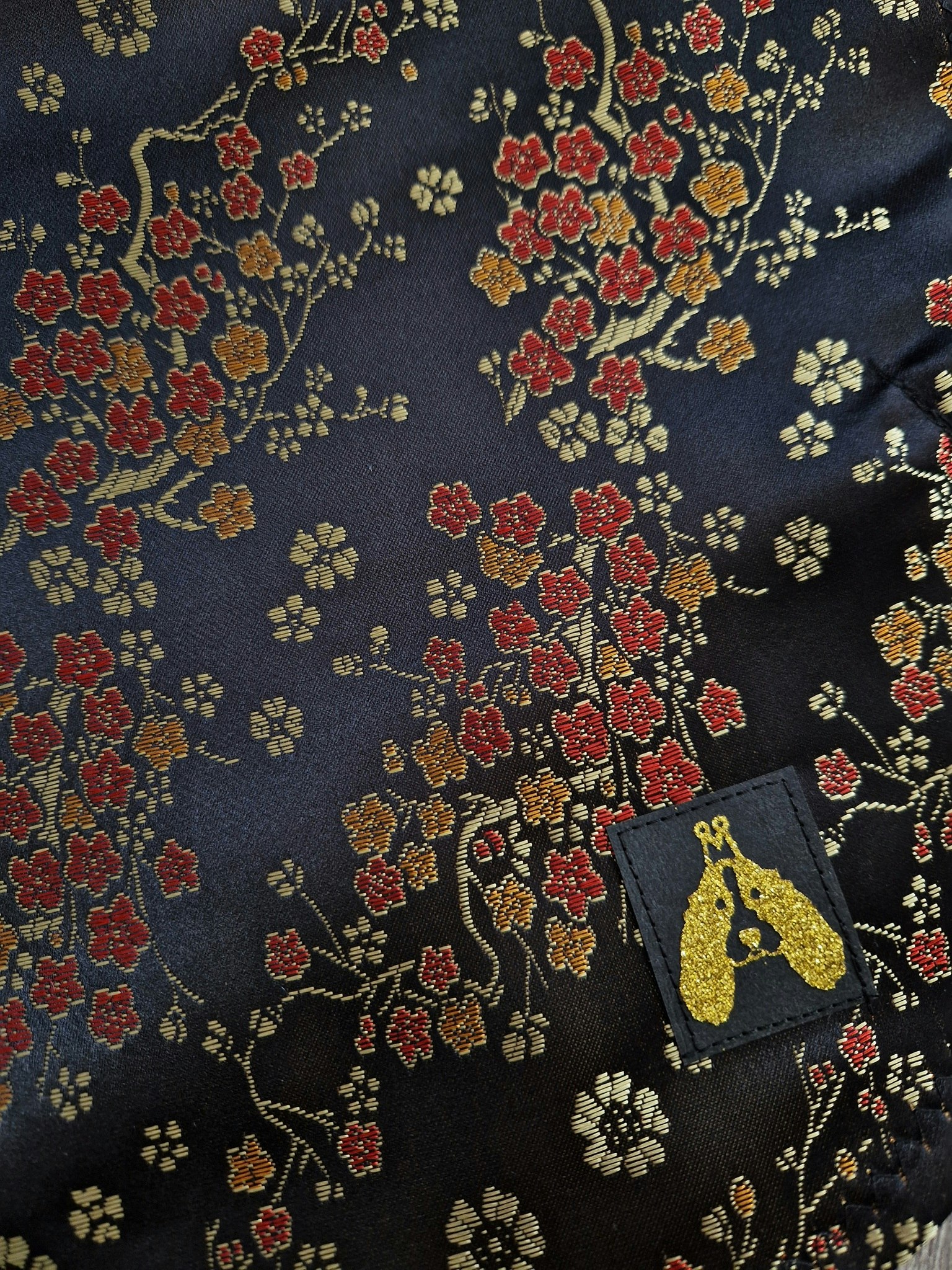 Silkedekken sort brokade sateng m/blomster M