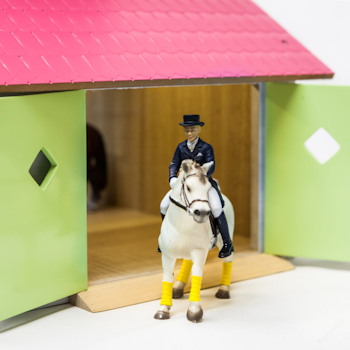 Häststall med 2 boxar Kids Globe Pink, 1:24