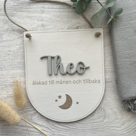 Namnskylt i trä - Älskad till månen och tillbaka