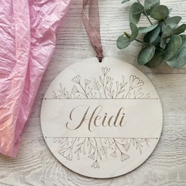 Namnskylt i trä- Blomrad