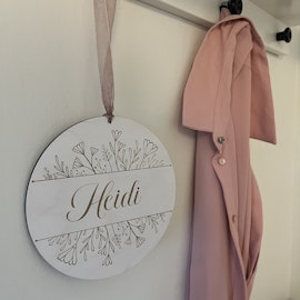 Namnskylt i trä- Blomrad