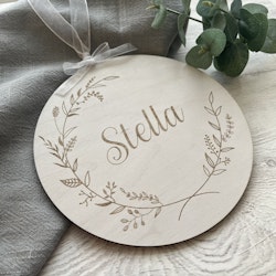 Blommig namnskylt i trä