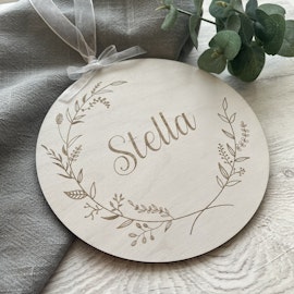 Blommig namnskylt i trä