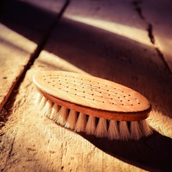Hand-knotted bath brush