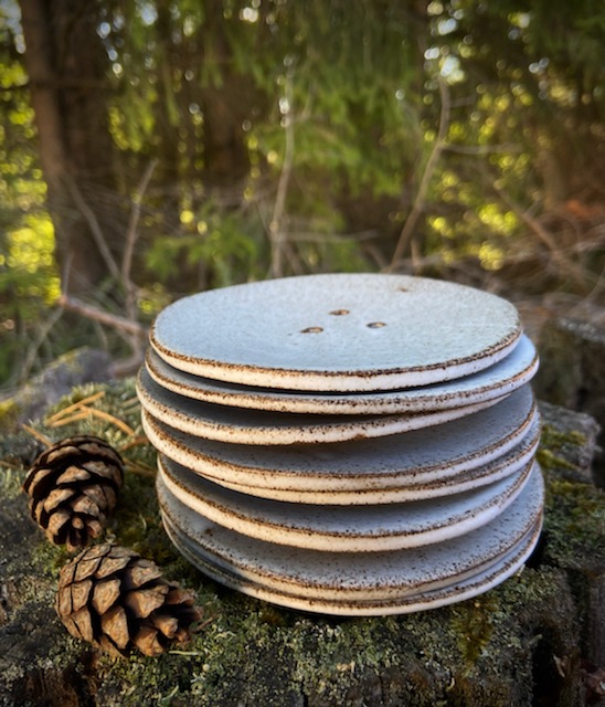Tvålfat keramik av Studioormaryd med tvål