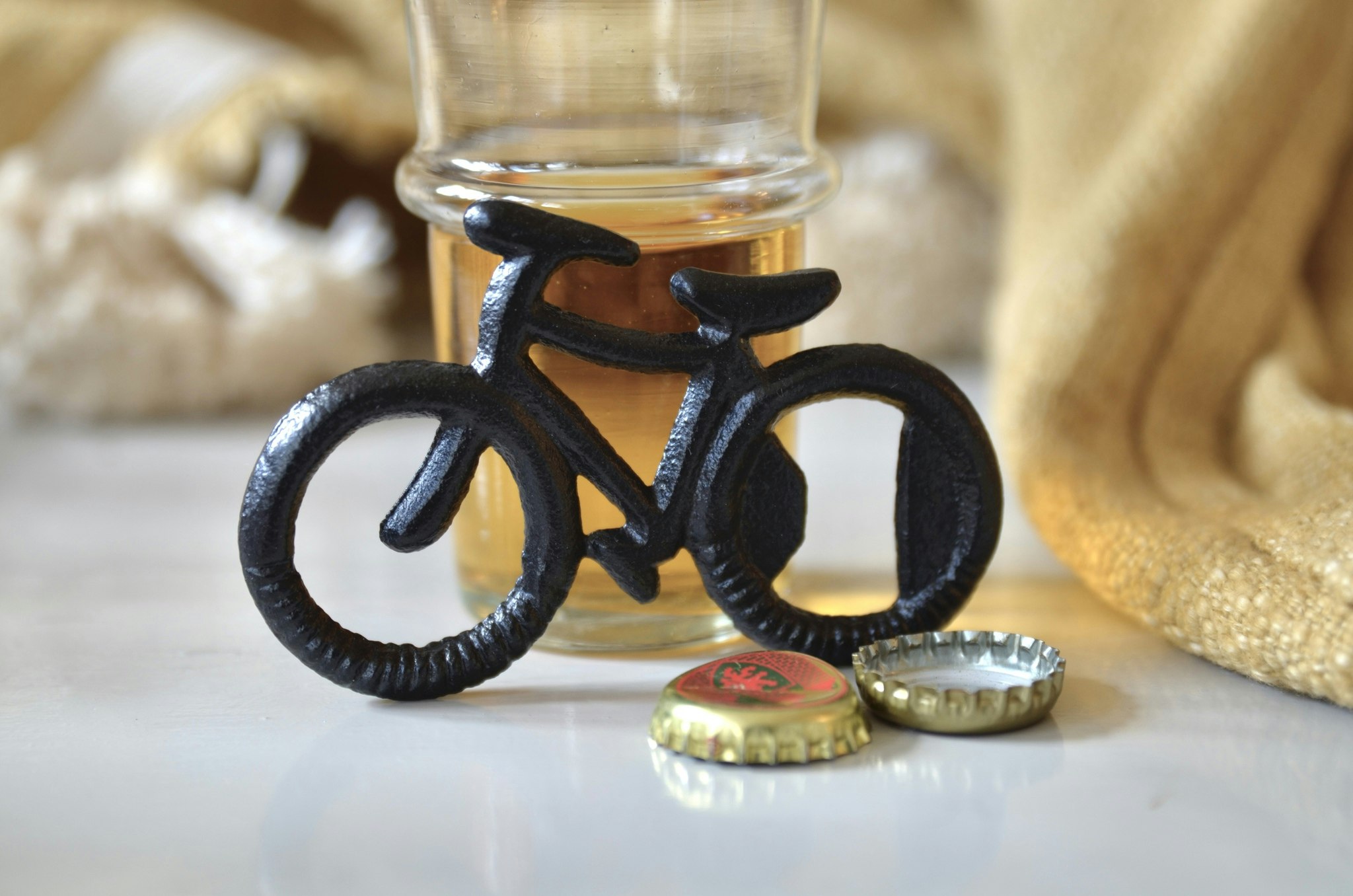 Flasköppnare i järn cykel