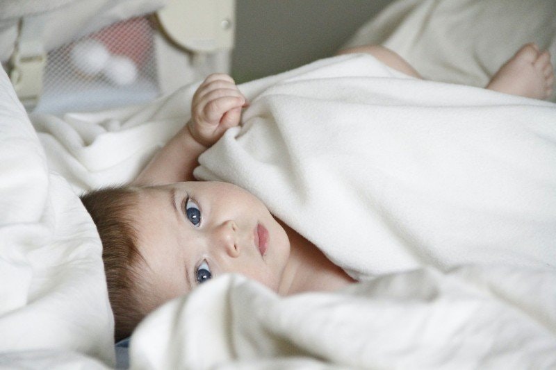 Skal babyen min ha dyne? – En guide for foreldre