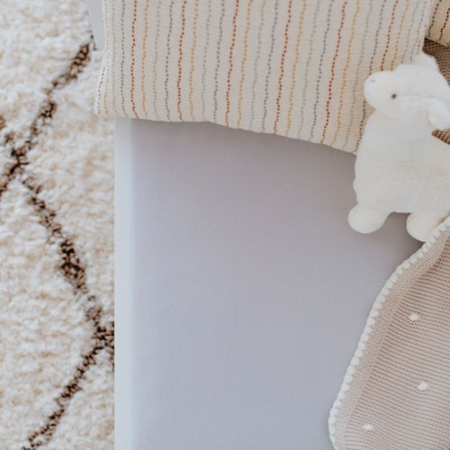 Babylove, Grått laken, fasongsydd, 80x160 til juniorseng/barneseng